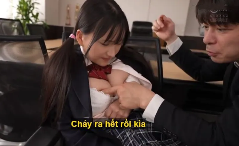 Trong suốt 3 năm, thầy giáo rèn luyện cô học trò ngực đẹp thành “cái bình đựng tinh”